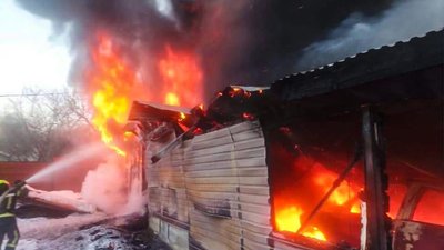 На Львівщині горів гараж