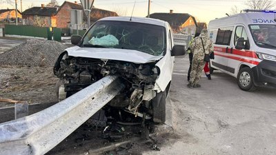 На Львівщині автомобіль наштрикнувся на відбійник