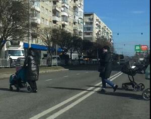 "Де материнський інстинкт?": у Львові мами з візочками перебігали дорогу (відео)