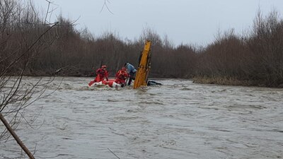 На Івано-Франківщині у річці ловили трактор із людьми