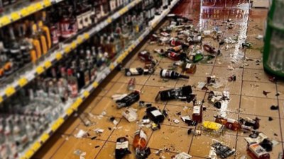 П'яний дебош у Києві: чоловік розгромив алкогольний відділ супермаркету після невдалої крадіжки (ВІДЕО)