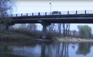 Старенький дідусь з паличкою стрибнув з мосту на Волині (відео)