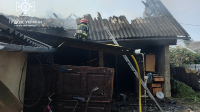 Через пожежу на Львівщині, мало не загорілися кілька житлових будинків та господарська будівля