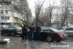 Вистріл у голову: в одному із районів Києва в автомобілі розстріляли чоловіка (фото)