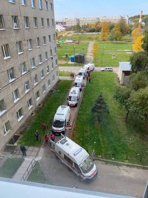 У Львові знову черги «швидких» до лікарень з хворими на коронавірус (ФОТО)