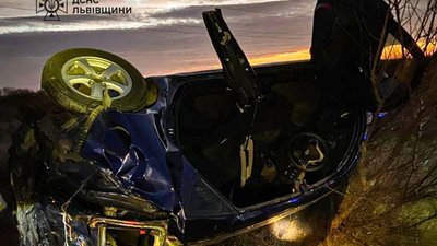 На Львівщині рятувальники деблокували людей з розтрощеного авто