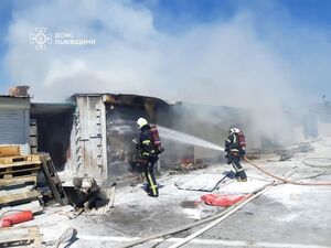 У Львові рятувальники ліквідовують пожежу на ринку 