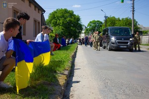 На Львівщині через усе місто живим коридором востаннє провели додому Героя (ФОТО)