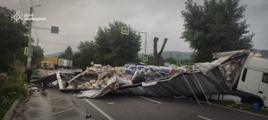 Зіткнення вантажівок на Золочівщині: рятувальники деблоковували водія (ФОТО)