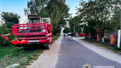 На Рівненщині у ДТП за участю комбайна та мотоцикла загинула неповнолітня дівчина