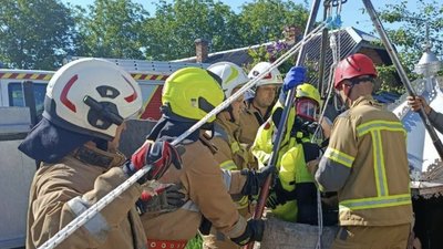 На Прикарпатті рятувальники підняли тіло жінки з колодязя