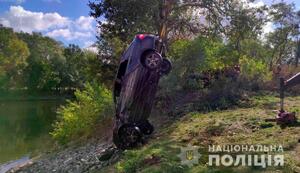 На Полтавщині авто з’їхало у річку, троє людей загинули (фото)