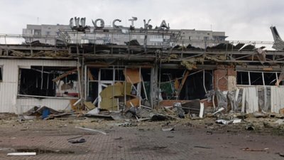 росіяни прямим влучанням кількох десятків шахедів знищили будівлю залізничного вокзалу Шостка
