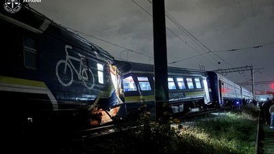 У Львові внаслідок зіткнення потягів постраждали 14 людей