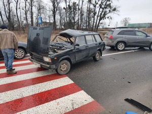 Біля Львова сталася ДТП, одна автівка злетіла в кювет (фото)