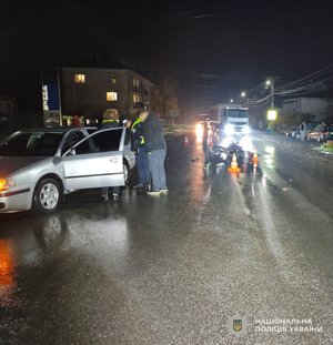 Фото: Поліція Львівської області. Правоохоронці оглядають місце ДТП у селищі Красне.