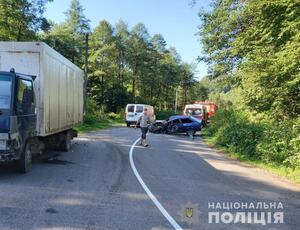 На Жовківщині "ВАЗ" виїхав на зустрічну і влетів у вантажівку (фото)