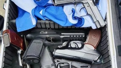 Під час «Книжкового Арсеналу» охорона вилучила багато зброї