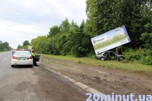 На Жовківщині автомобіль в’їхав у рекламний білборд. Постраждала дитина