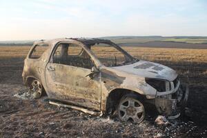 На Хмельниччині пожежа в автомобілі спричинила загоряння поля (фото)