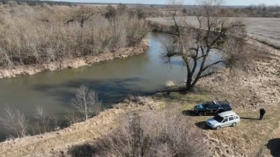 На Рівненщині подружжя в’їхало на машині в річку