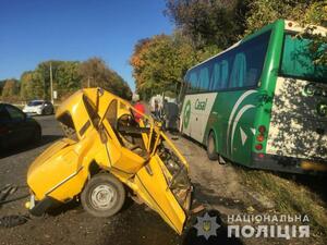 У водія шансів вижити не було: під Харковом "ВАЗ" влетів у рейсовий автобус (фото)