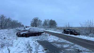 На Львівщині зіткнулися Opel та Renault: травмовані двоє осіб