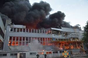 В Одесі ракетний удар спричинив масштабну пожежу (ФОТО)