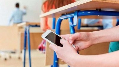 На Львівщині у школах впроваджуватимуть правила використання смартфонів та інших гаджетів