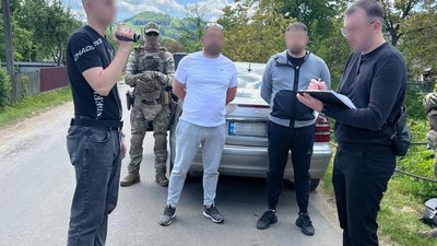 У Львові поліція затримала жителя Чернівців та його спільника, які вивозили чоловіків за кордон (ФОТО)