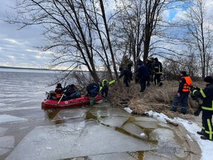 Були на 150 метрів від берега: понад 40 рибалок опинилися на крижинах і дрейфували річкою (ФОТО/ВІДЕО)