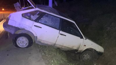 На Львівщині 25-річний водій втікаючи від поліції врізався у стовп (ФОТО)