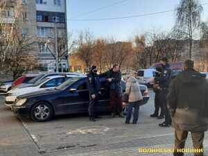 У Луцьку чоловік побився з поліцією, бо був без маски у супермаркеті (фото)