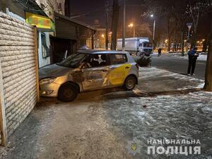 Вантажівка в’їхала в таксі: постраждали неповнолітні пасажири (ФОТО)