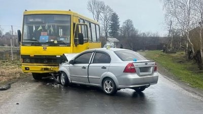 На Львівщині зіткнулися маршрутка та легковик