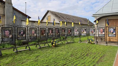 Родинам загиблих воїнів вручили нагороди на відкритті Алеї Героїв на Львівщині