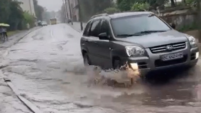 На Львівщині через негоду підтоплені вулиці (ВІДЕО)