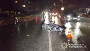 Фото: Поліція Львівської області. Мотоцикл Kawasaki після зіткнення з автомобілем Opel Astra.