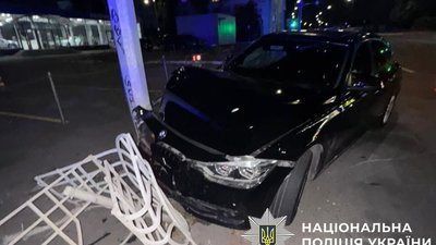 У Києві працівник автомийки вкрав BMW та розбив його