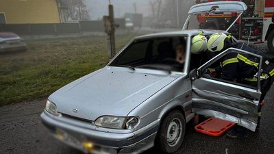 У Львівській області рятувальники деблокували водія з понівеченого авто внаслідок ДТП