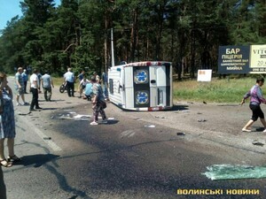 На Волині перекинулася машина швидкої допомоги: постраждало четверо людей (фото)