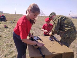 Росіяни влаштували дитячий табір, де вчать стріляти і ненавидіти Україну (ФОТО)