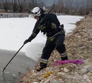 На Прикарпатті рятувальники дістали з води тіло людини (фото)