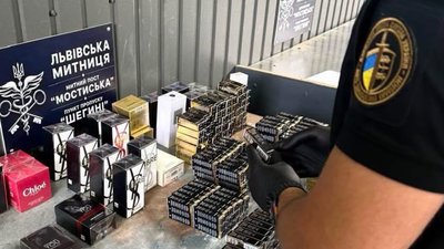 У ПП «Шегині» митники виявили парфуми Chanel та Dior на мільйон гривень