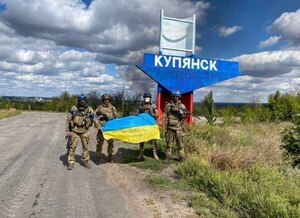 Полонені окупанти перефарбували назад в’їзний знак Куп’янська у синьо-жовті кольори (ВІДЕО)