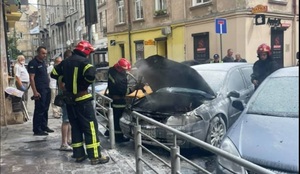 У Львові посеред вулиці загорівся автомобіль (відео, фото)