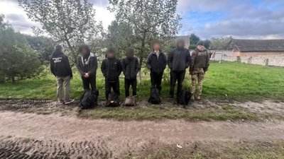 На Буковині затримали ухилянтів, які за тисячі євро купили "карту втечі" в телеграм-каналі