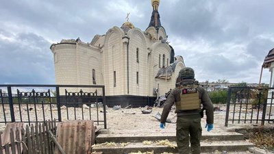 Внаслідок авіаудару у Костянтинівці загинула 4-річна дівчинка, яку намагався сховати у храмі священник (ФОТО, ВІДЕО)