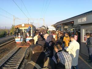 У Києві незадоволені пасажири заблокували міську електричку (фото)