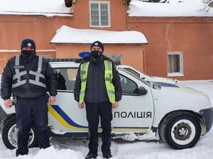 Правоохоронці Львівщини допомогли жінці, яку водій автобуса залишив на зупинці